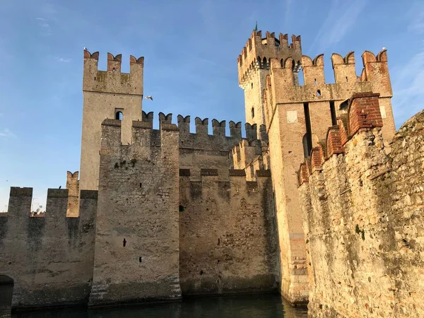 El Castillo Scaligero en Sirmion en el Lago de Garda —  Fotos de Stock