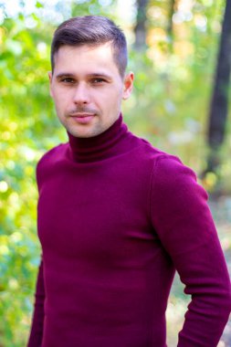 Kırmızı balıkçı yakalı adam ormanda, kırmızı balıkçı yakalı adam.