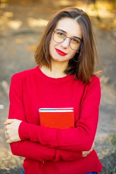 Пані Червоному Светрі Читає Природі Дівчина Книга — стокове фото