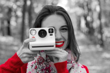 Polaroidli kız, Polaroid fotoğrafçı, Polaroidli kız, renkli siyah beyaz