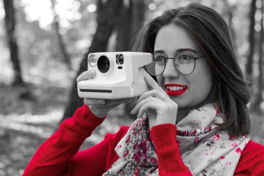 Polaroidli kız, Polaroid fotoğrafçı, Polaroidli kız, renkli siyah beyaz