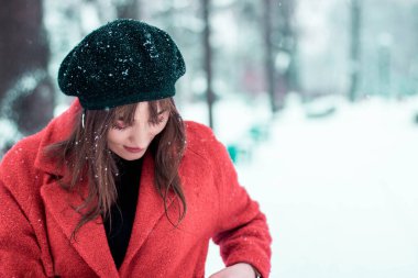 Karda kırmızı paltolu kız, karda kırmızı kız, karda kız