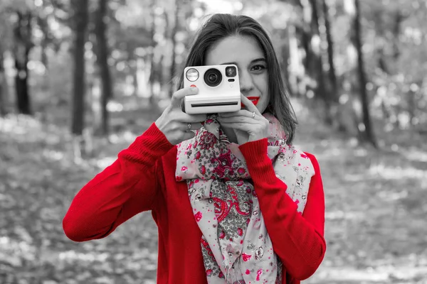 Polaroidli kız, Polaroid fotoğrafçı, Polaroidli kız, renkli siyah beyaz