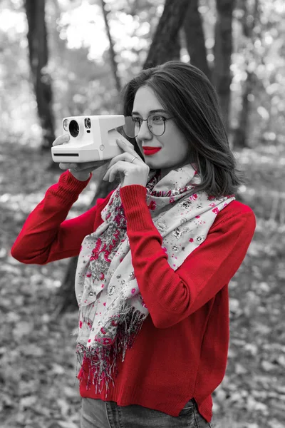 Polaroidli kız, Polaroid fotoğrafçı, Polaroidli kız, renkli siyah beyaz
