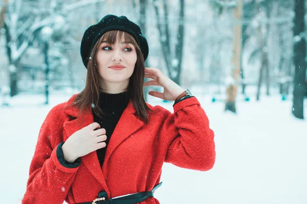 Dziewczyna Czerwonym Płaszczu Śniegu Dziewczyna Czerwonym Śniegu Dziewczyna Śniegu — Zdjęcie stockowe