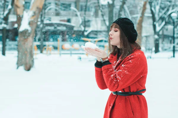 Dívka Červeném Kabátě Sněhu Dívka Červeném Sněhu Dívka Sněhu — Stock fotografie