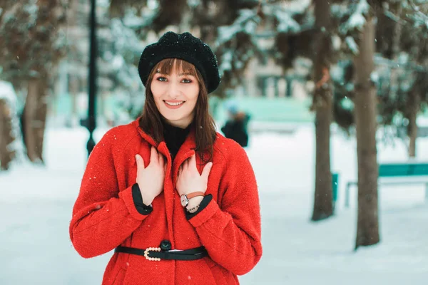 Dívka Červeném Kabátě Sněhu Dívka Červeném Sněhu Dívka Sněhu — Stock fotografie