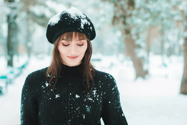 雪の中黒の少女雪の中の少女 — ストック写真