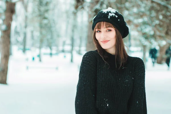 Karlar içindeki kız, karlar içindeki kız.