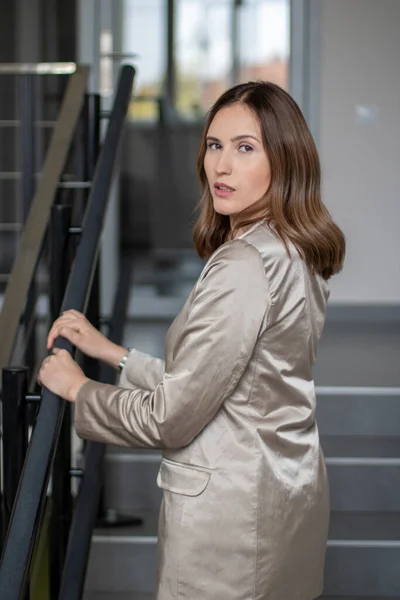 İş kadını merdivenlerde, takım elbiseli kadın.