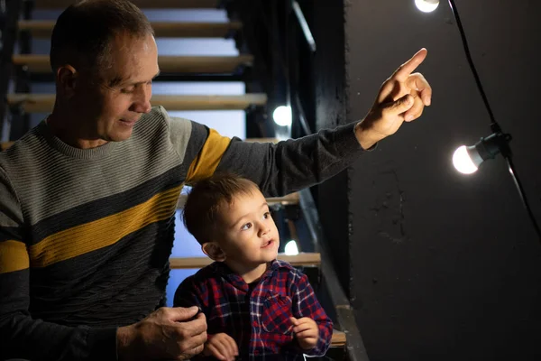 Büyükbaba ve torun oynuyorlar. Büyükbaba ve torun birlikte vakit geçiriyorlar.