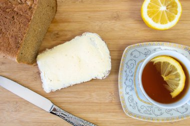 Beyaz arka planda ahşap arka planda kahvaltı