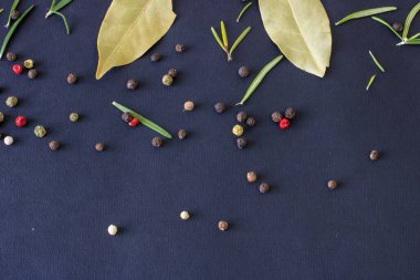 Siyah arka planda karabiber, farklı renklerde karabiber.