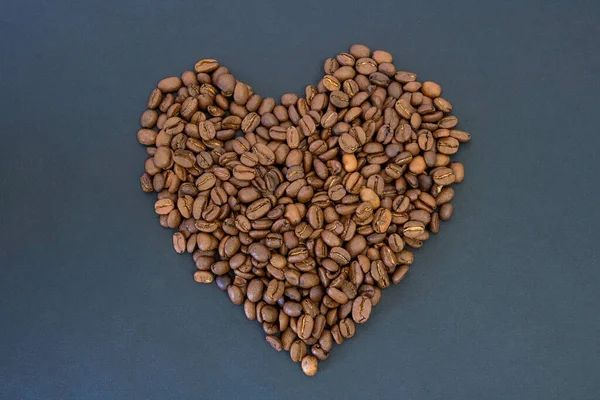Arka planda kalp şeklinde kahve çekirdekleri var. Kalpten kahve, aşkla kahve.