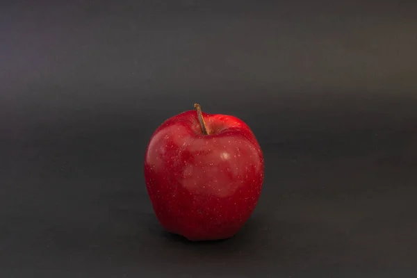 Ett Rött Äpple Svart Bakgrund — Stockfoto