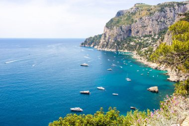 Capri adası, deniz ve dağlar. Capri Dağları, Capri Denizi. Capri 'nin güzel manzaraları