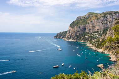 Capri adası, deniz ve dağlar. Capri Dağları, Capri Denizi. Capri 'nin güzel manzaraları