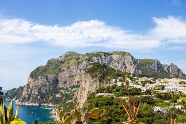 Capri adası, deniz ve dağlar. Capri Dağları, Capri Denizi. Capri 'nin güzel manzaraları