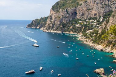 Capri adası, deniz ve dağlar. Capri Dağları, Capri Denizi. Capri 'nin güzel manzaraları