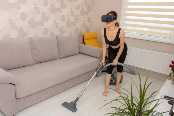 Kadın VR gözlükleriyle evi temizliyor.
