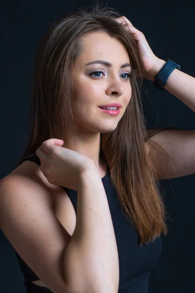 Siyah Arkaplanda Güzel Bir Kadın Portresi