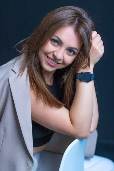 Retrato Mulher Negócios Bonita Terno Cinza Relógio Mão Mulher Com Imagens De Bancos De Imagens