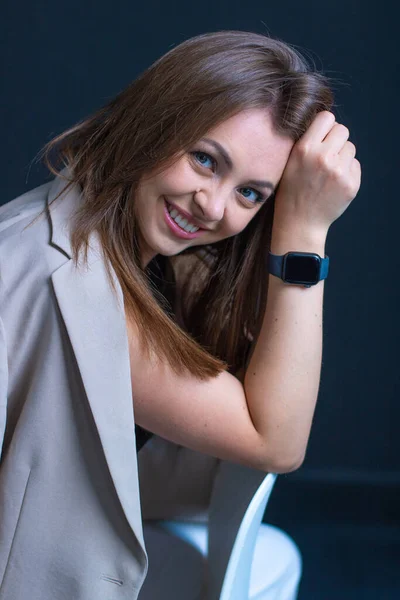 Retrato Mulher Negócios Bonita Terno Cinza Relógio Mão Mulher Com Fotos De Bancos De Imagens