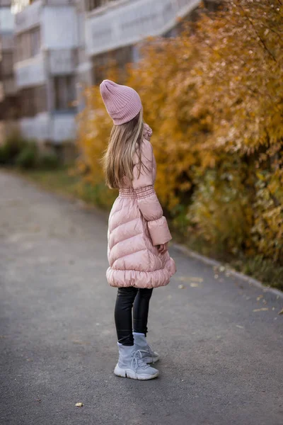 Retrato Menina Bonita Rua Casaco Outono Cidade — Fotografia de Stock