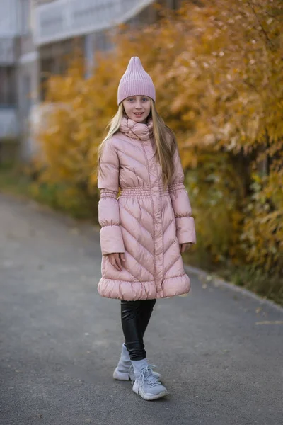 Portrét Krásné Dívky Ulici Podzimní Kabát Městě — Stock fotografie