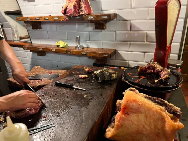 Pietrasanta 2021 Bisteccheria Vaticano Steak Bereiding Een Houten Tafel — Stockfoto