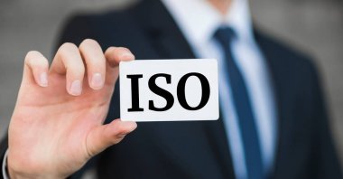 ISO kısaltması erkeklerin elinde. Standartlar ve kalite kavramı.