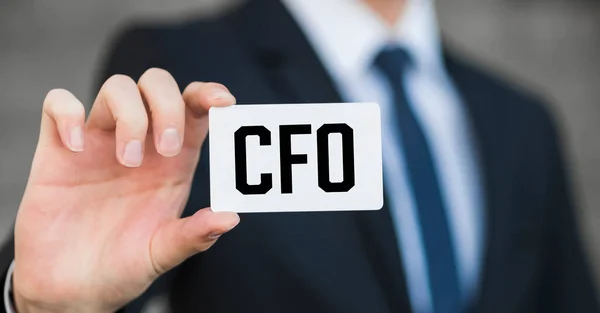 İşadamı üzerinde CFO yazan bir kartvizit gösterdi:
