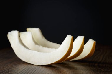 Dilimlenmiş kavun, ahşap masa zemininde bal kavunu. Çok sağlıklı, doğal, vejetaryen yiyecekler..