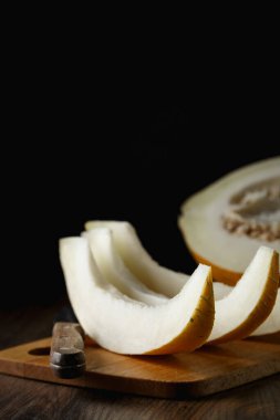 Tam ve dilimlenmiş kavun, ahşap masa zemininde ballı kavun. Çok sağlıklı, doğal, vejetaryen yiyecekler..