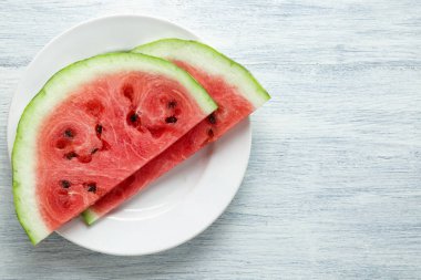 Dilimlenmiş karpuz, ahşap masa arkasında ballı karpuz. Çok sağlıklı, doğal, vejetaryen yiyecekler..