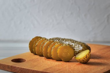 bir kavanoz içinde salatalık turşusu.