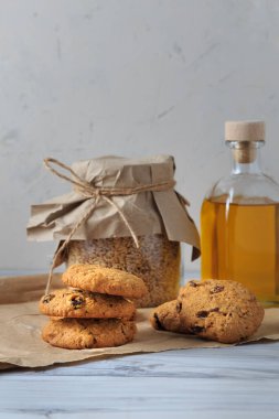 Ev yapımı yulaf ezmeli kurabiye, kuru üzüm, hindistan cevizi ve tarçın..