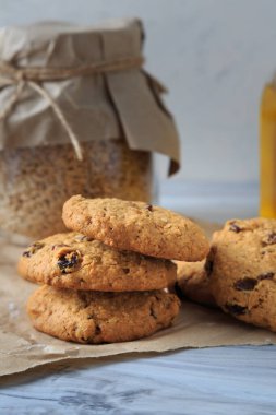 Ev yapımı yulaf ezmeli kurabiye, kuru üzüm, hindistan cevizi ve tarçın..