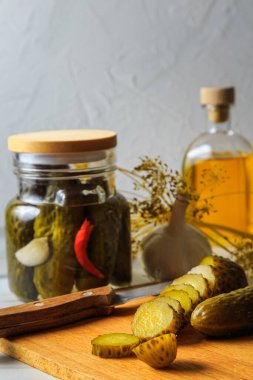 Bitki ve baharatla dolu bir kavanozda salatalık turşusu. Dilimlenmiş salatalık turşusu. Sağlıklı mayalanmış yiyecek..