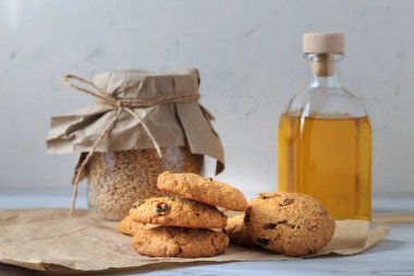 Ev yapımı yulaf ezmeli kurabiye, kuru üzüm, hindistan cevizi ve tarçın..