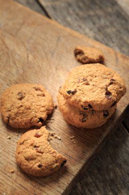 Ev yapımı yulaf ezmeli kurabiye, kuru üzüm, hindistan cevizi ve tarçın..