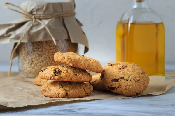 Ev yapımı yulaf ezmeli kurabiye, kuru üzüm, hindistan cevizi ve tarçın..
