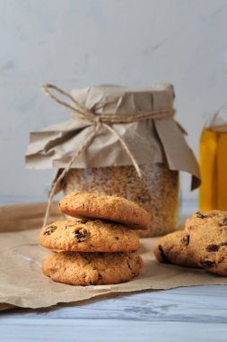 Ev yapımı yulaf ezmeli kurabiye, kuru üzüm, hindistan cevizi ve tarçın..