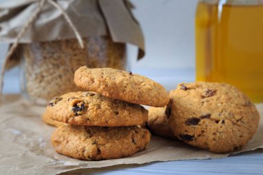 Ev yapımı yulaf ezmeli kurabiye, kuru üzüm, hindistan cevizi ve tarçın..