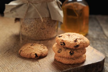 Ev yapımı yulaf ezmeli kurabiye, kuru üzüm, hindistan cevizi ve tarçın..