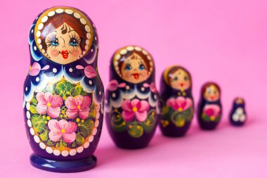Rus ulusal tarzında ahşap oyuncaklar seti, Rusya 'dan geleneksel hatıra.