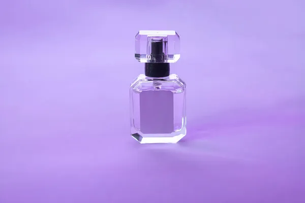 ピンクの背景 香水やアロマセラピー 選択的フォーカス トレンドカラーの香水の透明なボトル2022非常にPeri — ストック写真