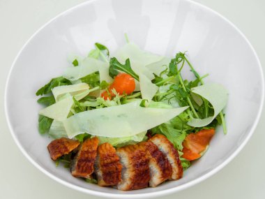 Yeşil marullu salata, parmesan peyniri, domates ve fırında et filetosu, sağlıklı ve düzgün beslenme, kilo kaybı diyeti.