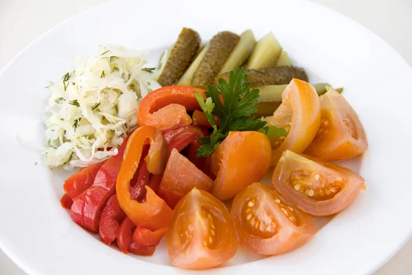 白盘上的腌菜 西红柿 卷心菜和蔬菜 保存和保存 — 图库照片