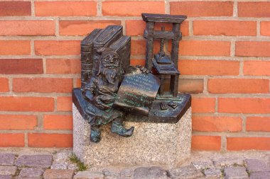 Wroclaw, Polonya - 03.10.2022: Wroclaw sokaklarında cücelerin küçük heykelleri, turistik ilgi odağı